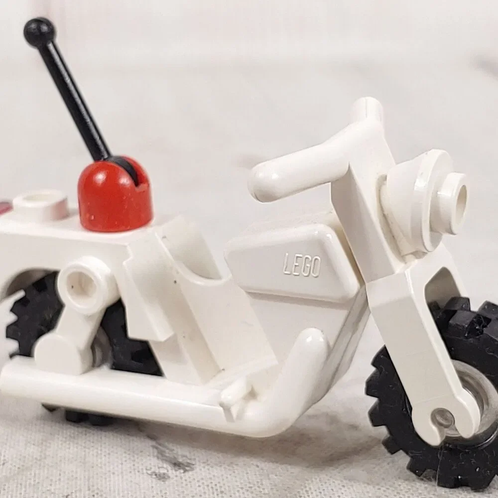 LEGO Classic Town / City POLICE White MOTORCYCLE - 1990s Clear Wheels x81c02